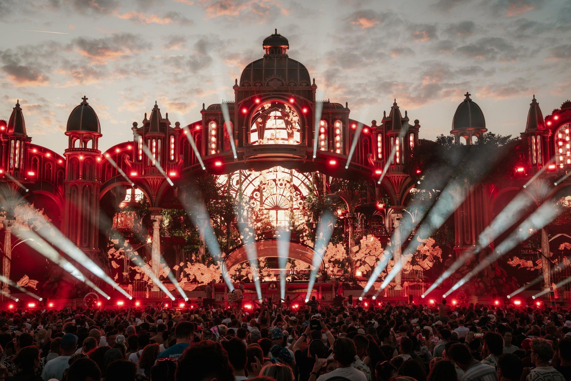 Freedom Stage iluminado em vermelho, Tomorrowland 2026