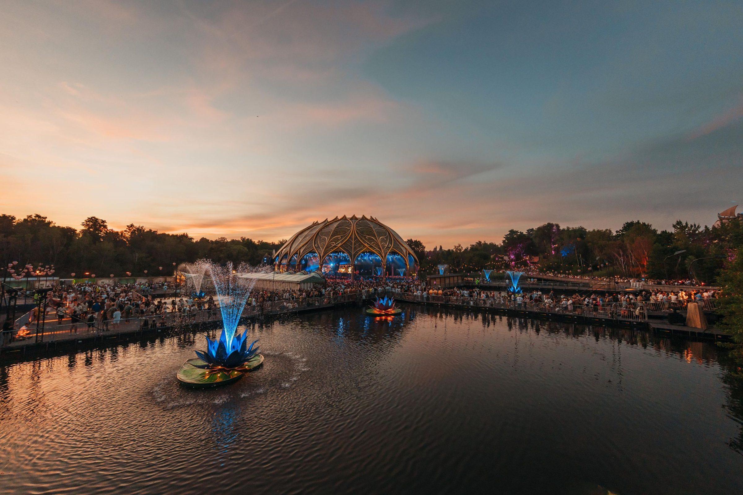 Pôr do sol sobre o lago de De Schorre, Tomorrowland 2026