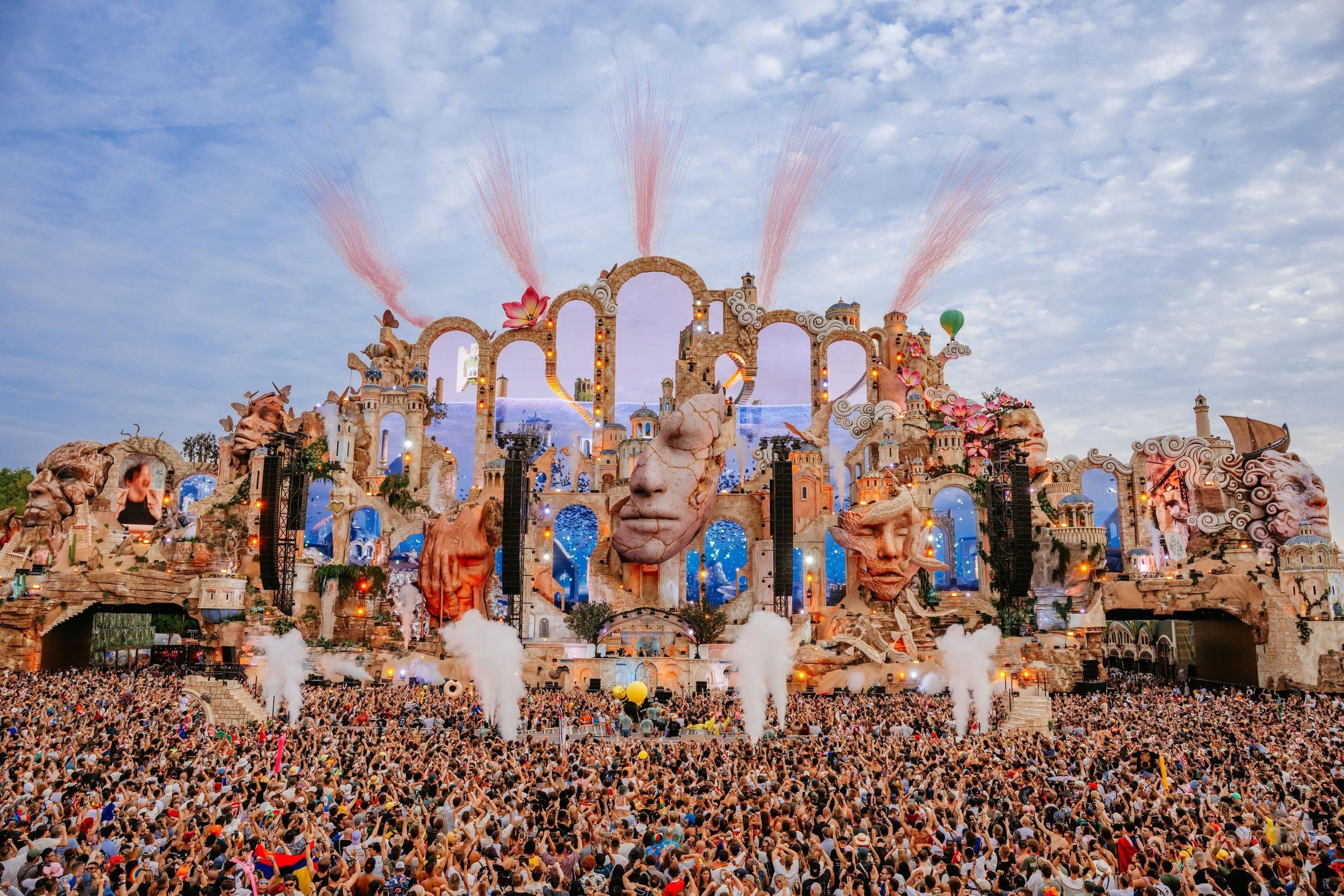 Mainstage Consciencia durante o dia com a multidão, Tomorrowland 2026
