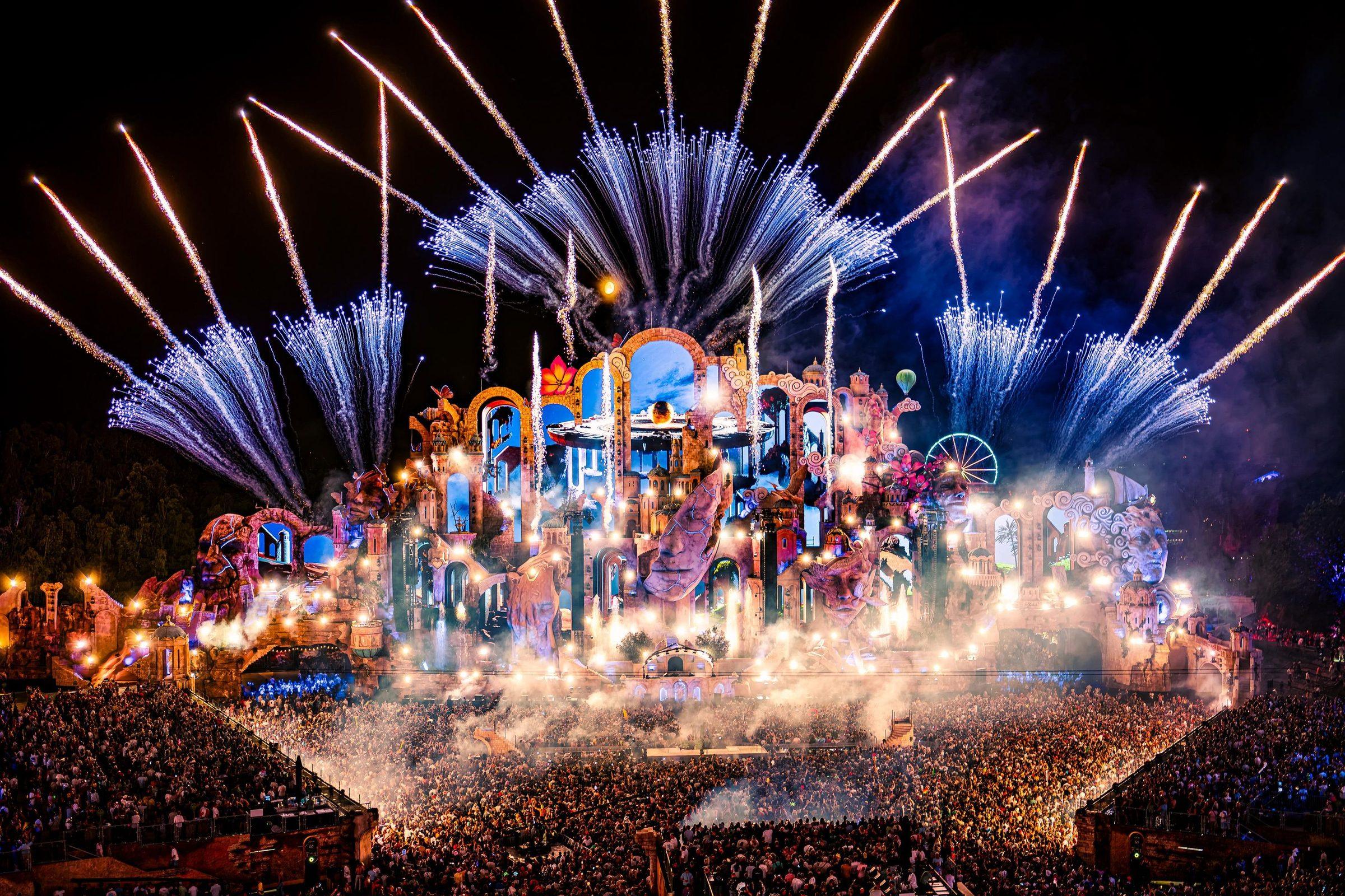 Mainstage Consciencia à noite com fogos de artifício, Tomorrowland 2026