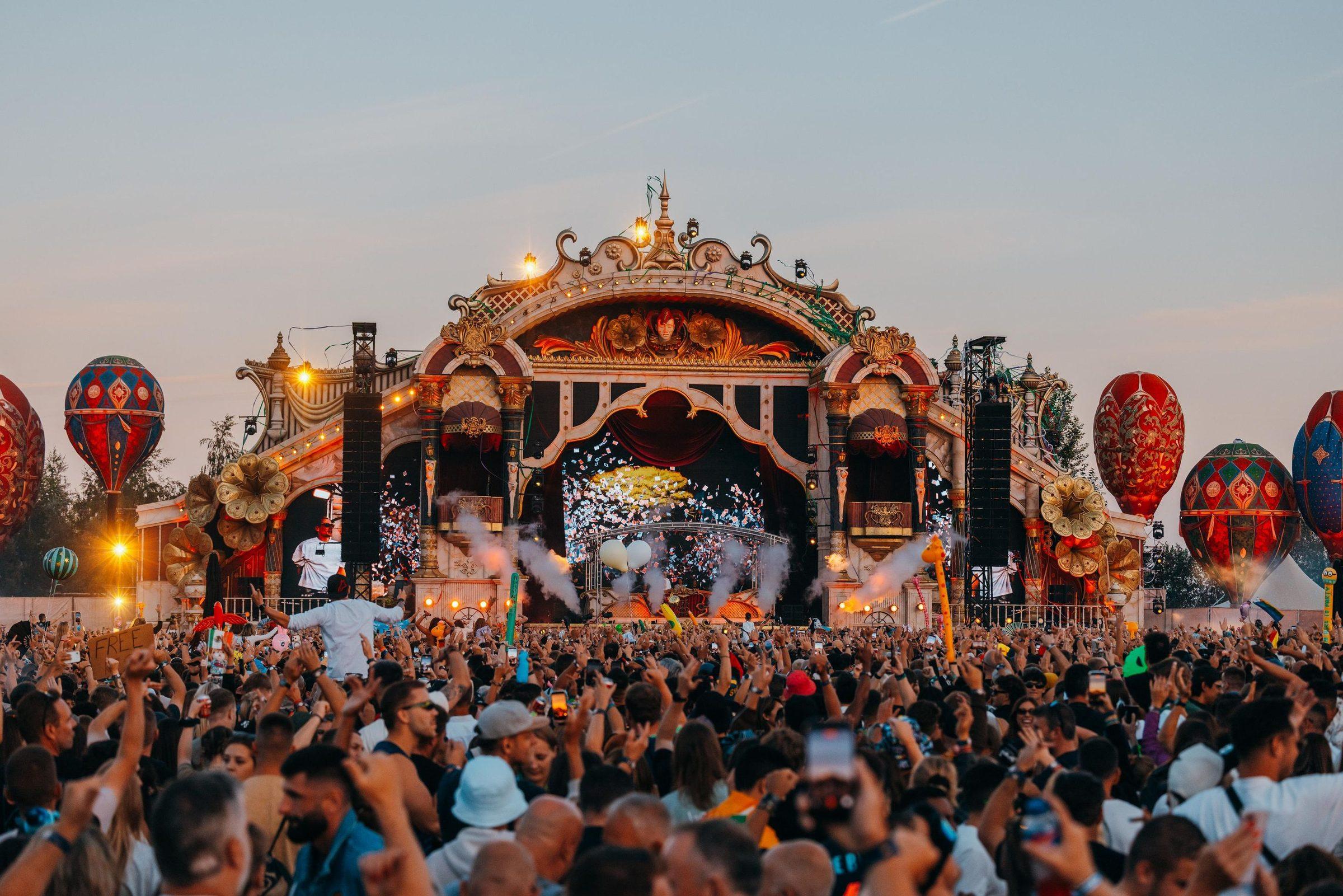 Palco com balões de ar quente ao entardecer, Tomorrowland 2026