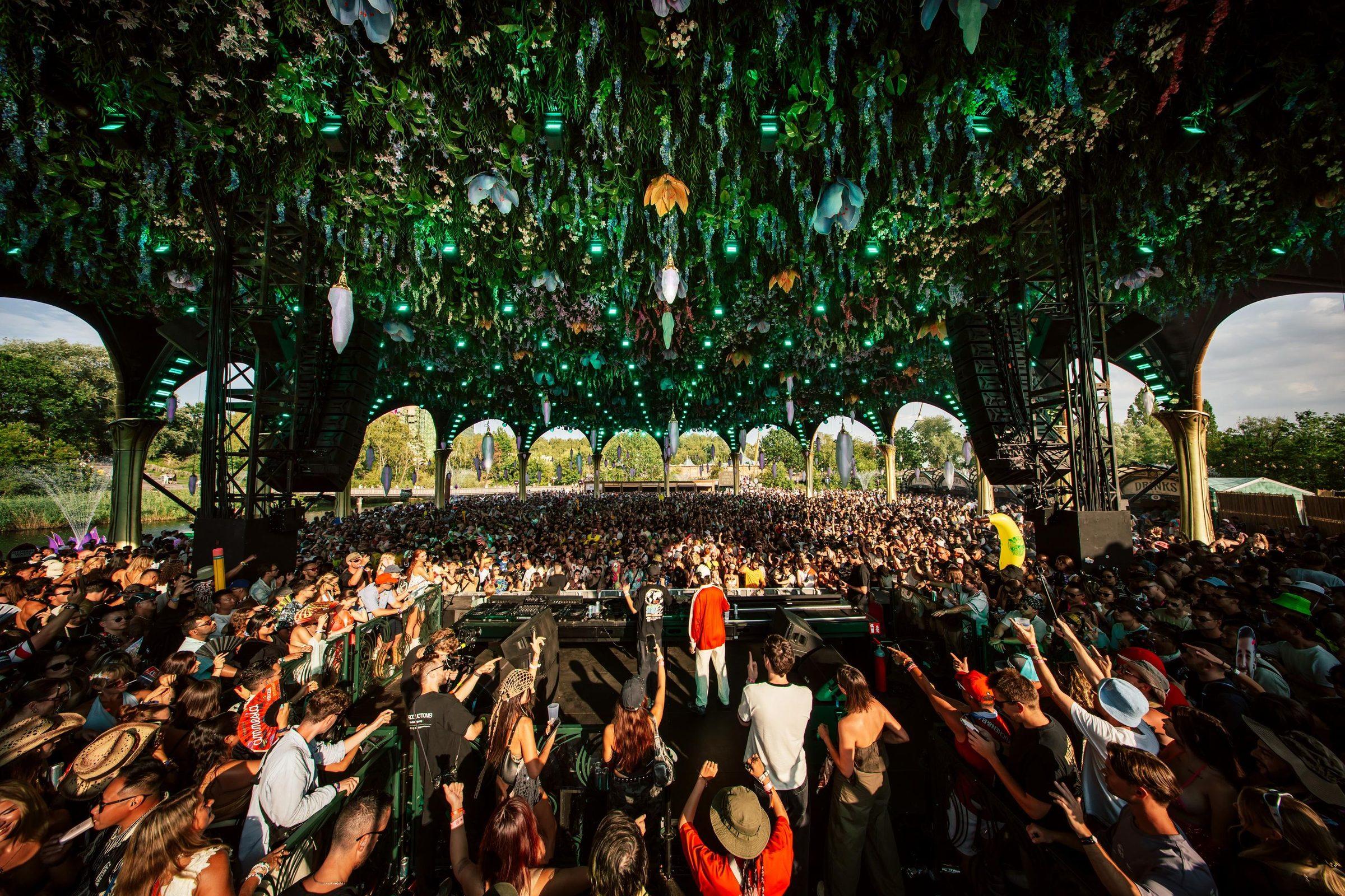 Palco coberto de vegetação com o público, Tomorrowland 2026