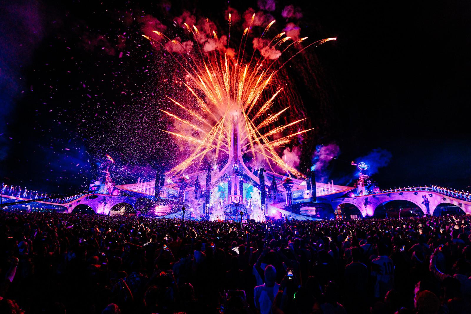 Mainstage do Tomorrowland com fogos de artifício