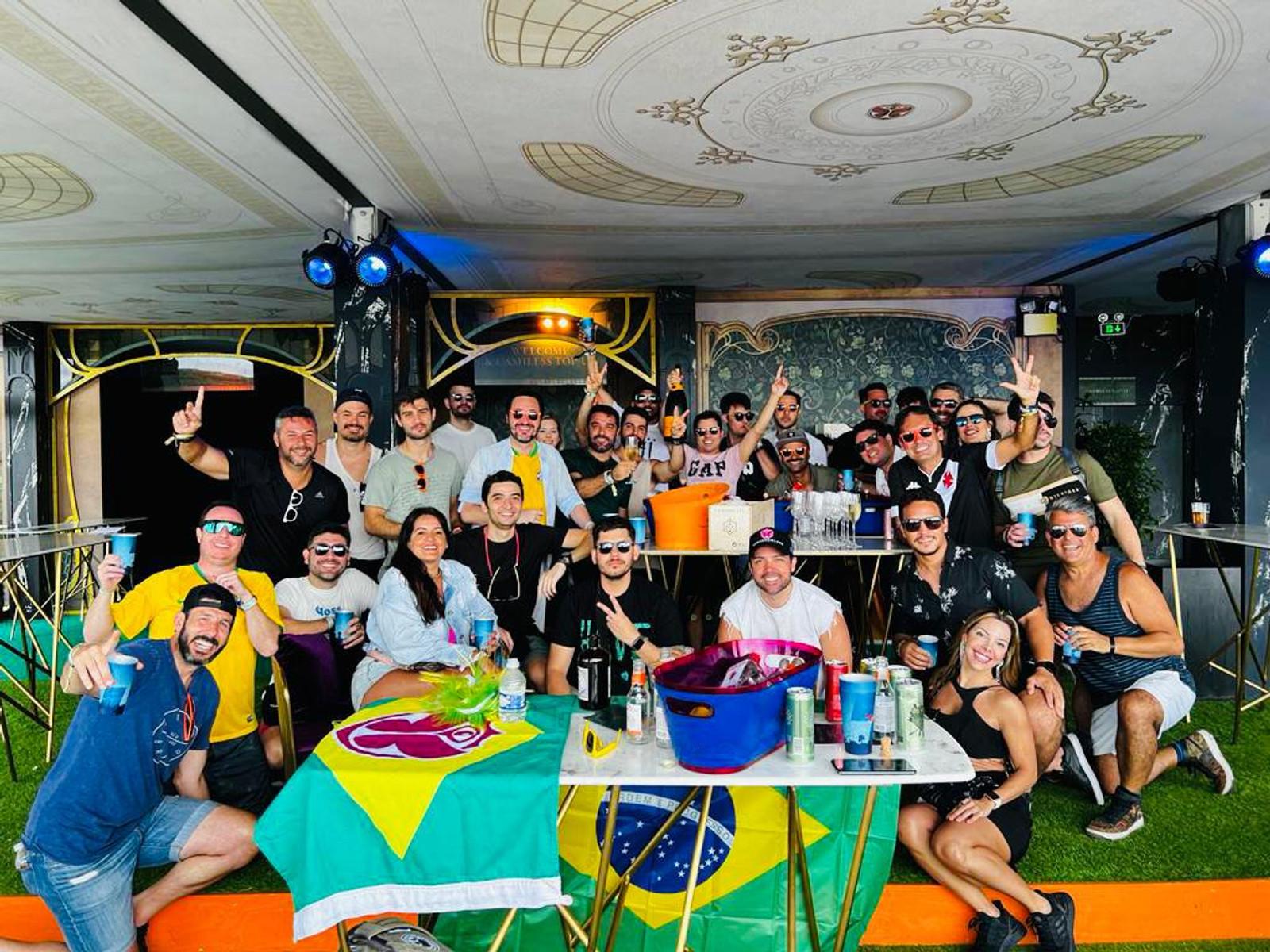 Turma Inside comemorando com a bandeira do Brasil no lounge